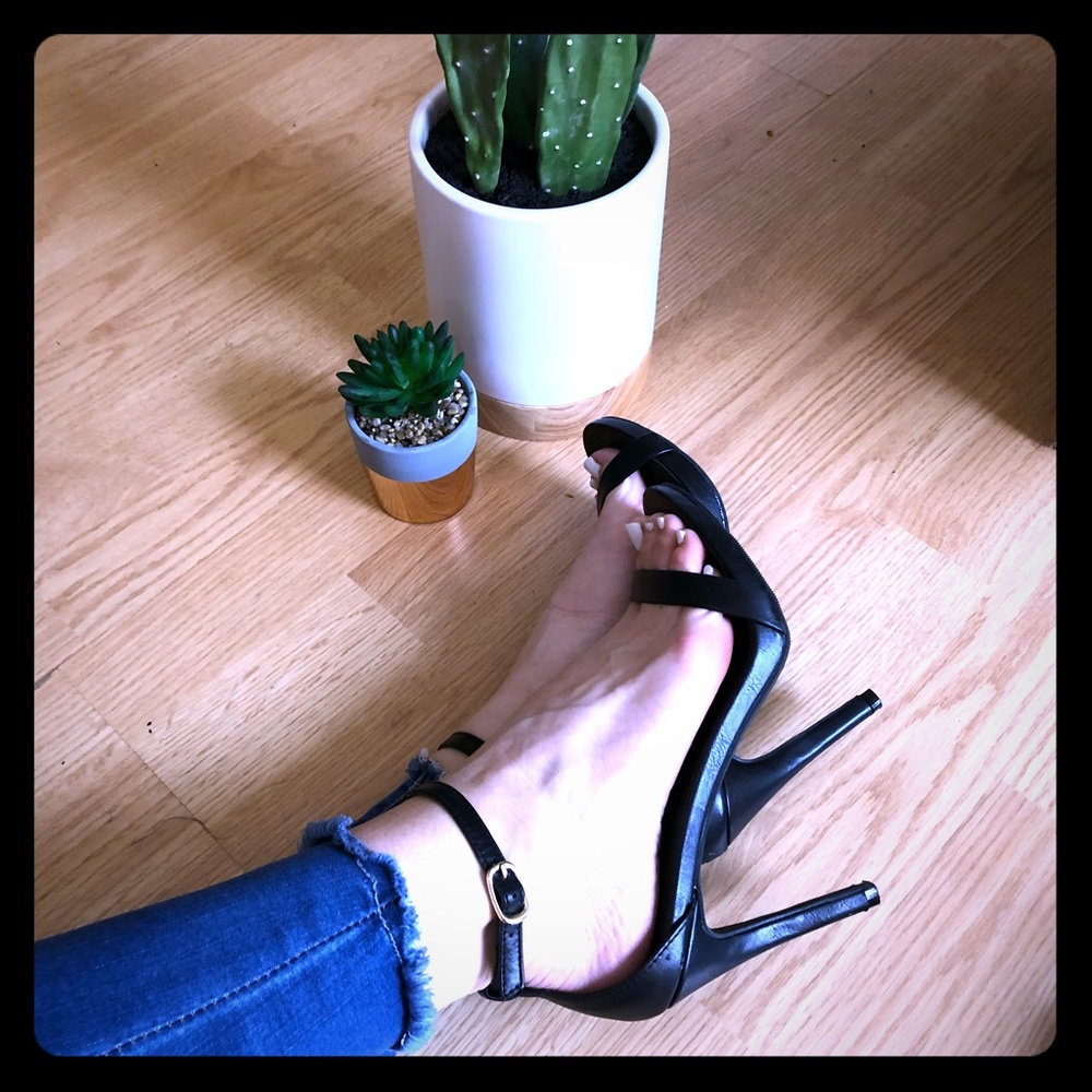 Black Strappy Heels 👠 🖤